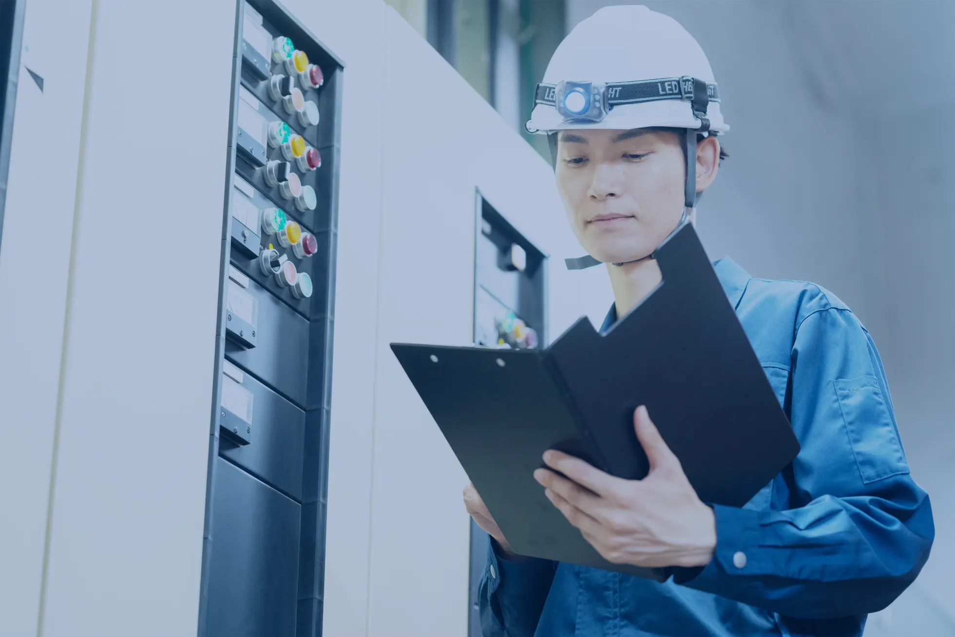 制御盤の計器を点検する社員
